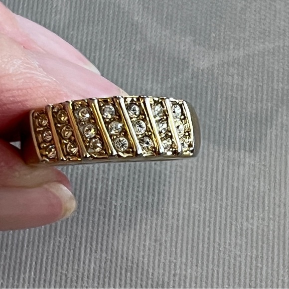 gold tone ring with 21 rhinestones size 6 - Picture 3 of 7